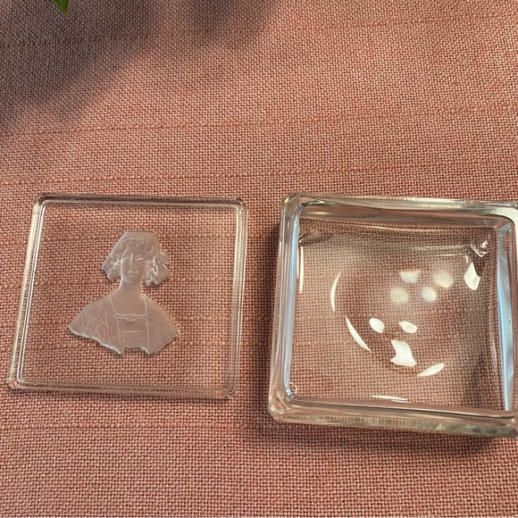 Colonial Woman’s Bust Engraved On A Cut Glass Trinket / Cigarette Box - Picture 4 of 12